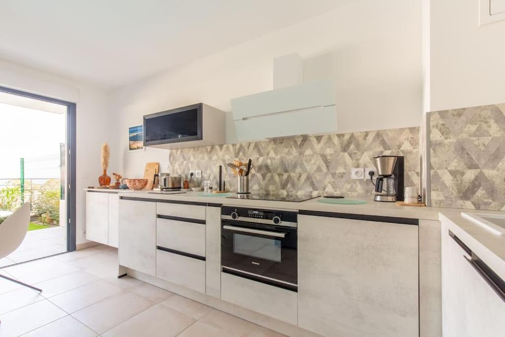 Appartement Superbe T2 Avec Piscine Et Vue Mer *